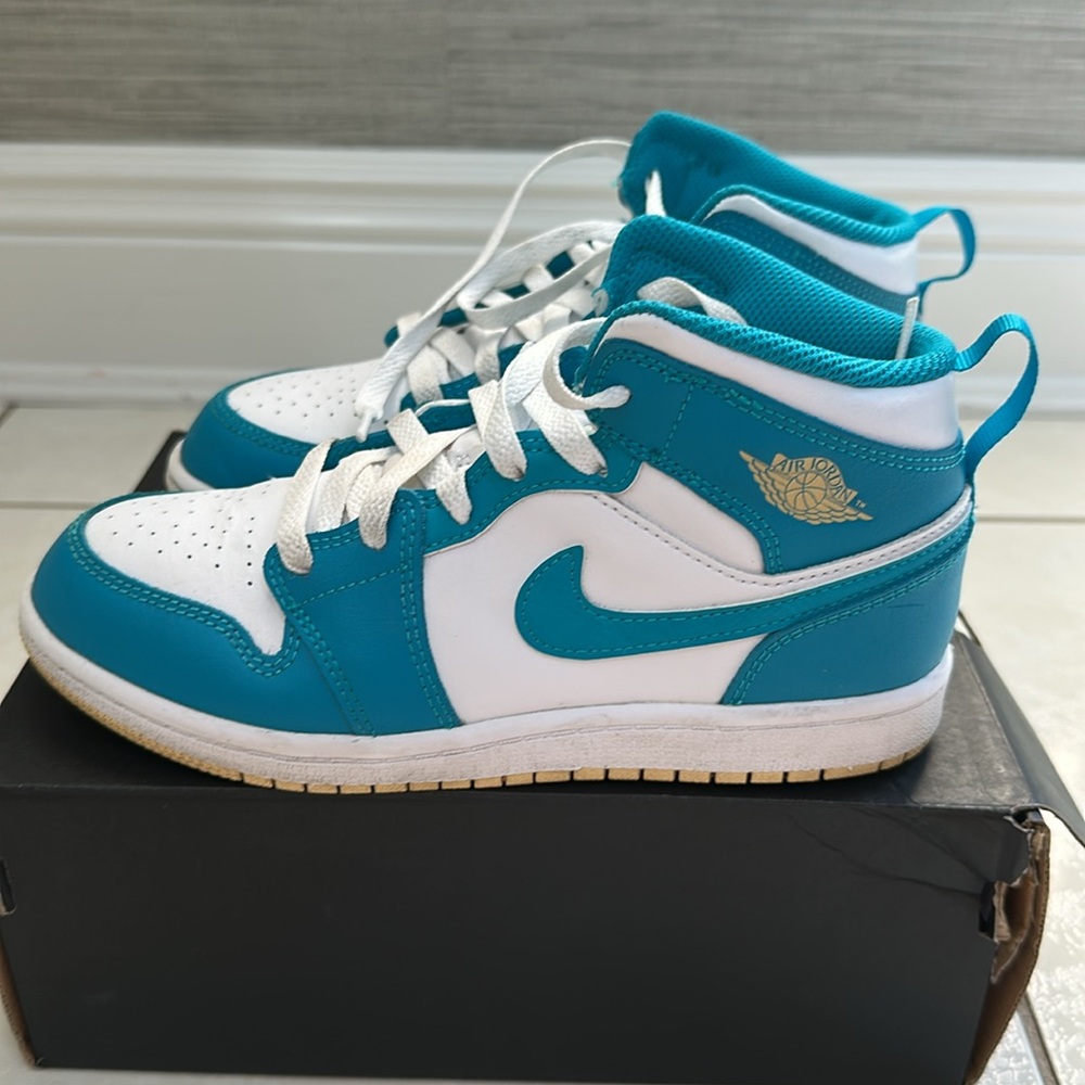 Jordan 1 Mid Preschool size 3 Y in Aquatone - Picture 3 of 11